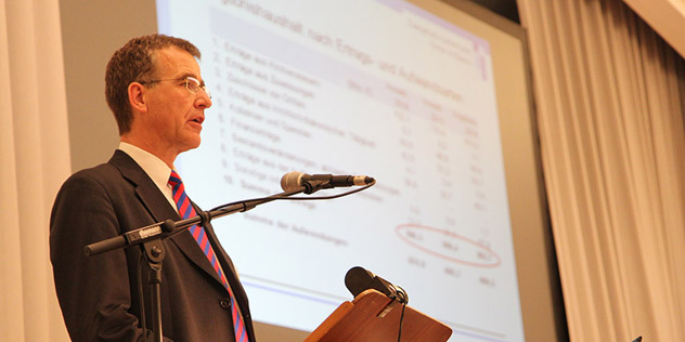 Finanzausschussvorsitzender Joachim Pietzcker bei seinem Bericht vor der Landessynode Finanzausschussvorsitzender Joachim Pietzcker bei seinem Bericht vor der Landessynode