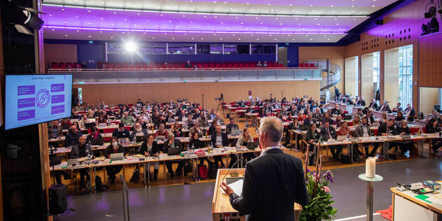 Oberkirchenrat Patrick de La Lanne vor dem Plenum der Landessynode