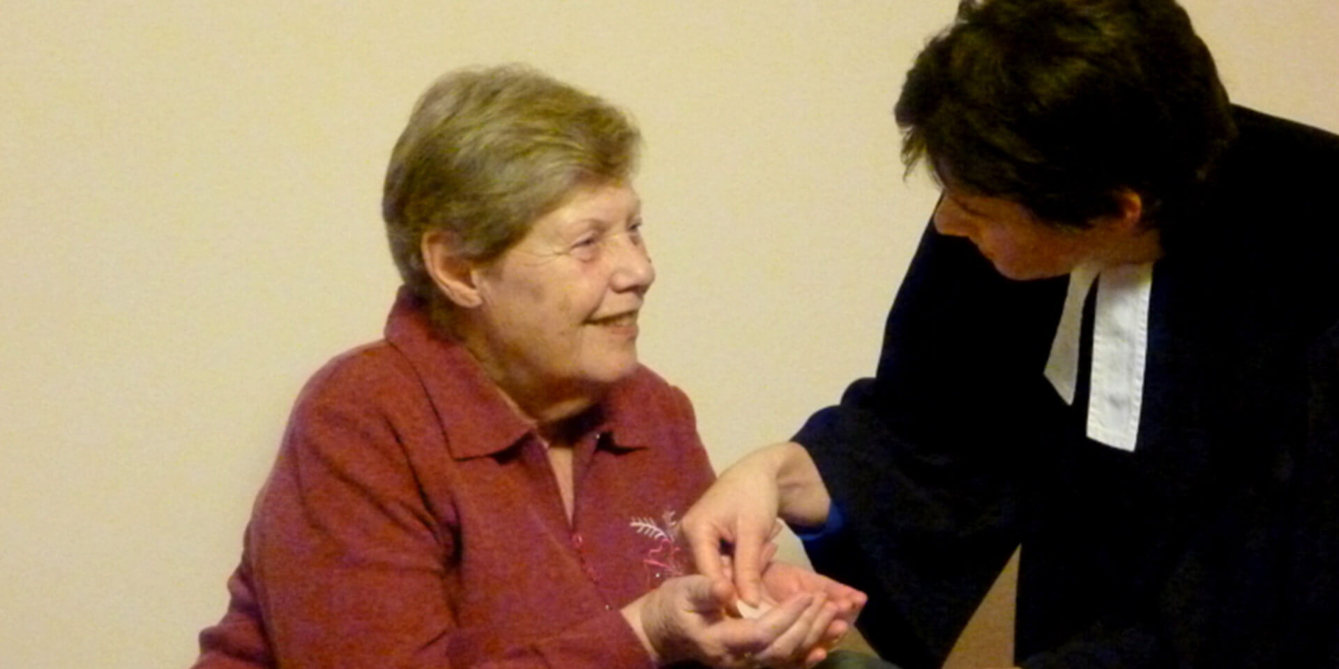 Seelsorgerin begleitet Seniorin. Seelsorgerin begleitet Seniorin.